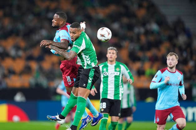 Fußball, EuroLeague, Real Betis Sevilla - Feyenoord Rotterdam #5 January 29, 2026, Sevilla, Sevilla, Spain: Cyle Larin of Feyenoord and Natan of Real Betis Balompie in action during the UEFA Europa League 2025 26 League Phase MD8 match between Real Betis Balompie and Feyenoord at La Cartuja stadium on January 29, 2026 in Seville, Spain. Sevilla Spain - ZUMAa181 20260129_zaa_a181_033 Copyright: xJoaquinxCorcherox