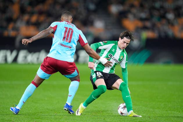 Fußball, EuroLeague, Real Betis Sevilla - Feyenoord Rotterdam #5 January 29, 2026, Sevilla, Sevilla, Spain: Valentin Gomez of Real Betis Balompie and Cyle Larin of Feyenoord in action during the UEFA Europa League 2025 26 League Phase MD8 match between Real Betis Balompie and Feyenoord at La Cartuja stadium on January 29, 2026 in Seville, Spain. Sevilla Spain - ZUMAa181 20260129_zaa_a181_037 Copyright: xJoaquinxCorcherox