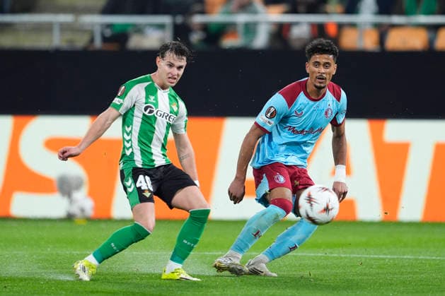 Fußball, EuroLeague, Real Betis Sevilla - Feyenoord Rotterdam #5 January 29, 2026, Sevilla, Sevilla, Spain: Goncalo Borges of Feyenoord and Angel Ortiz of Real Betis Balompie in action during the UEFA Europa League 2025 26 League Phase MD8 match between Real Betis Balompie and Feyenoord at La Cartuja stadium on January 29, 2026 in Seville, Spain. Sevilla Spain - ZUMAa181 20260129_zaa_a181_040 Copyright: xJoaquinxCorcherox