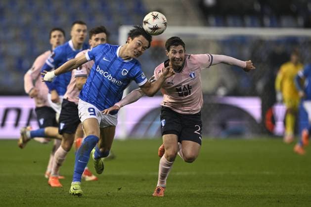 Genk s Hyeon-Gyu Oh and Malmo s Lasse Berg Johnsen fight for the ball during a soccer game between Belgian soccer team KRC Genk and Swedish team Malmo FF, in Genk, on Thursday 29 January 2026, on day eight of the League phase of the UEFA Europa League tournament. JOHAN EYCKENS JohanxEyckens  x159646860x