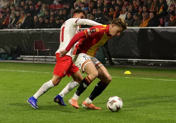 Giovanni van Zwam of Go Ahead Eagles with Ricardo Horta of Braga during the match Go Ahead Eagles vs Braga at the De Adelaarshorst for the UEFA Europa League season 2025 2026 in DEVENTER, Netherlands on 29 january 2026 Photo by Peter Lous EYE4IMAGES