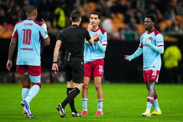 Fußball, EuroLeague, Real Betis Sevilla - Feyenoord Rotterdam #5 UEFA Europa League: Real Betis v Feyenoord Sevilla - Cyle Larin of Feyenoord, Referee Nikola DabanoviÄ‡, Oussama Targhalline of Feyenoord, Jordan Lotomba of Feyenoord during the eighth match of the UEFA Europa League 2025 2026. The match is set between Real Betis Balompie and Feyenoord at Estadio La Cartuja on 29 January 2026 in Sevilla, Spain. Copyright: xYannickxVerhoevenx