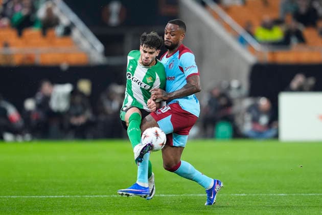 Fußball, EuroLeague, Real Betis Sevilla - Feyenoord Rotterdam #5 January 29, 2026, Sevilla, Sevilla, Spain: Abde Ezzalzouli of Real Betis Balompie and Cyle Larin of Feyenoord in action during the UEFA Europa League 2025 26 League Phase MD8 match between Real Betis Balompie and Feyenoord at La Cartuja stadium on January 29, 2026 in Seville, Spain. Sevilla Spain - ZUMAa181 20260129_zaa_a181_043 Copyright: xJoaquinxCorcherox
