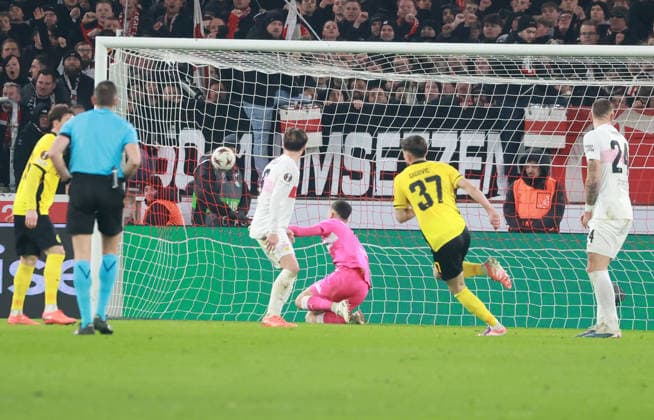 29 01 26 VfB Stuttgart Young Boys Bern Germany, Stuttgart, 29 01 2026, Football, UEFA Europa League, Season 2025 2026, VfB Stuttgart Young Boys Bern Nr 37 Armin Gigovic Goal for Bern VFB Goalkeeper Fabian Bredlow