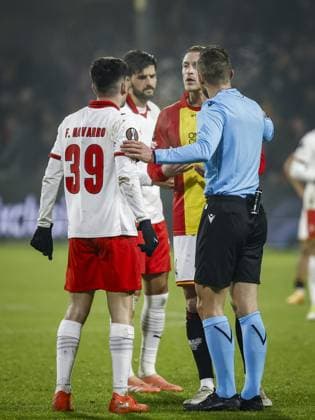 DEVENTER - (l-r) Fran Navarro of Sporting Braga, Joris Kramer of Go Ahead Eagles, and referee Willy Delajod during the UEFA Europa League match between Go Ahead Eagles and Sporting Braga at De Adelaarshorst on January 29, 2026, in Deventer, Netherlands. VINCENT JANNINK ANP UEFA Europa League 2025-2026 xVIxANPxSportx xxANPxIVx 549050777 originalFilename: 549050777.jpg