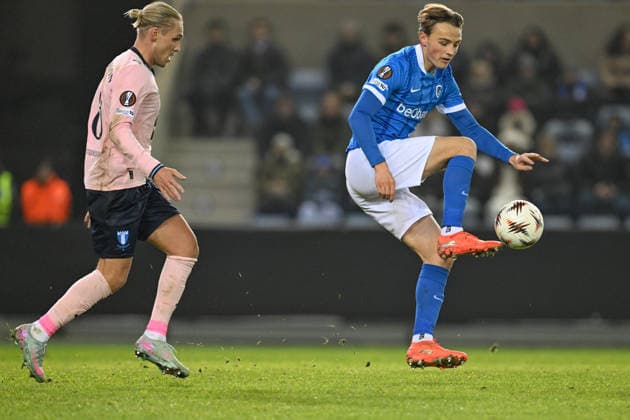 260129 KRC Genk vs Malmo FF Arnor Sigurdsson (8) of Malmo defending on Matte Smets (6) of Genk pictured during the 8th game in the Uefa Europa League season 2025-2026 League Phase between KRC Genk and Malmo FF from Sweden on January 29 , 2026 in Genk, Belgium. (Photo by David Catry Isosport) Genk Belgium  Copyright: xDavidxCatryx 20260129DC2_1689