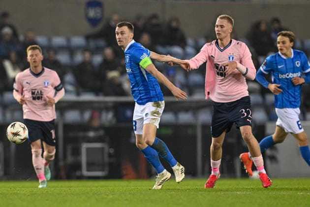 260129 KRC Genk vs Malmo FF Daniel Gudjohnsen (32) of Malmo defending on Bryan Heynen (8) of Genk pictured during the 8th game in the Uefa Europa League season 2025-2026 League Phase between KRC Genk and Malmo FF from Sweden on January 29 , 2026 in Genk, Belgium. (Photo by David Catry Isosport) Genk Belgium  Copyright: xDavidxCatryx 20260129DC2_1940