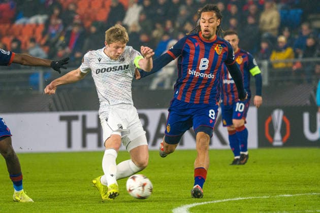 29 01 2026, Basel, St Jakob Park, Europa League FC Basel Viktoria Plzen, 6 Lukas Cerv Plzen against 8 Koba Koindredi Basel Basel St Jakob Park Basel Switzerland Copyright: xJustPictures.ch PascalxvonxBürenx jp-en-PaVoB-Pavo_Fotografie-00869