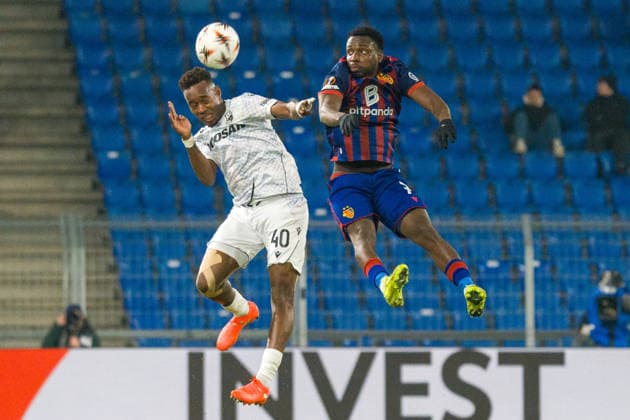29 01 2026, Basel, St Jakob Park, Europa League FC Basel Viktoria Plzen, 40 Sampson Dweh Plzen in a header duel with 7 Philip Otele Basel Basel St Jakob Park Basel Switzerland Copyright: xJustPictures.ch PascalxvonxBürenx jp-en-PaVoB-Pavo_Fotografie-00889