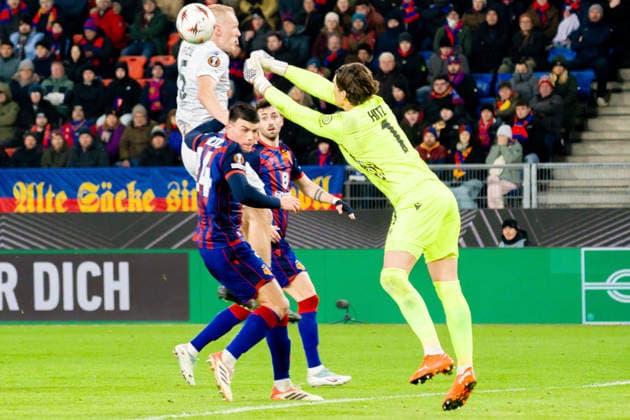 29 01 2026, Basel, St Jakob Park, Europa League FC Basel Viktoria Plzen, big save 1 Marwin Hitz Basel Basel St Jakob Park Basel Switzerland Copyright: xJustPictures.ch PascalxvonxBürenx jp-en-PaVoB-Pavo_Fotografie-01326