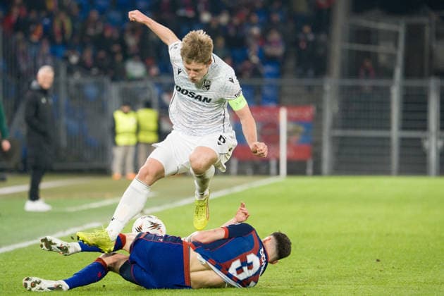 29 01 2026, Basel, St Jakob Park, Europa League FC Basel Viktoria Plzen, 31 Dominik Schmid Basel during a tackle 6 Lukas Cerv Plzen Basel St Jakob Park Basel Switzerland Copyright: xJustPictures.ch PascalxvonxBürenx jp-en-PaVoB-Pavo_Fotografie-01453