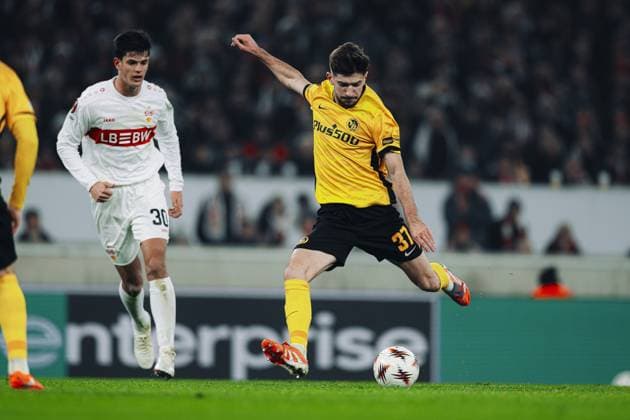 Chema Andres 30 VfB Stuttgart follows the game while Armin Gigovi 37 BSC Young Boys shoots the ball powerfully Game scene with ball action Copyright: xspeedshotx