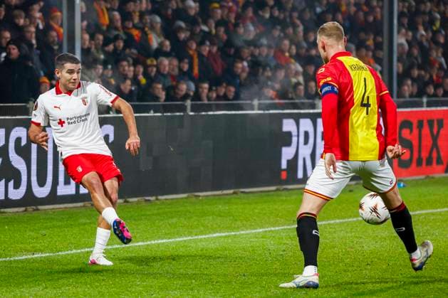 Victor Gomez of SC Braga passes and Joris Kramer of Go Ahead Eagles defends Go Ahead Eagles v SC Braga, UEFA Europa League 2025 26 League Phase MD8, Go Ahead Eagles v SC Braga, Stadion De Adelaarshorst, January 29, 2026, Deventer, Netherlands.
