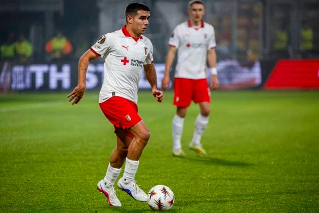 Victor Gomez of SC Braga dribbles with the ball Go Ahead Eagles v SC Braga, UEFA Europa League 2025 26 League Phase MD8, Go Ahead Eagles v SC Braga, Stadion De Adelaarshorst, January 29, 2026, Deventer, Netherlands.
