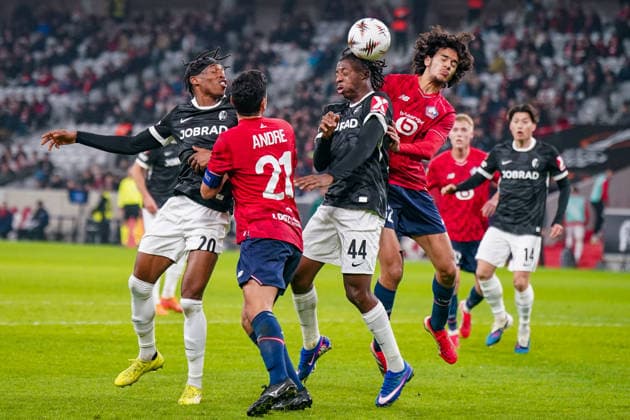 Football UEFA Europa League 2025 26, Matchday 8 OSC Lille vs SC Freiburg Stade Pierre Mauroy Lille, France Johan Manzambi SC Freiburg, 44 Ayyoub Bouaddi OSC Lille, 32 Junior Adamu SC Freiburg, 20 Ivan Cavaleiro OSC Lille, 21 Copyright: xJOERANxSTEINSIEKx