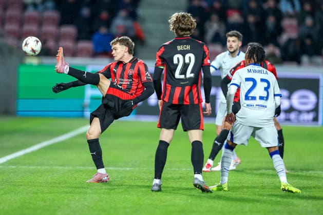 29 01 2026, Football, UEFA Europa League, Matchday 8, FC Midtjylland GNK Dinamo Zagreb, MCH Arena in Herning, Denmark Victor Bak FC Midtjylland 55 in duel against Cardoso Varela GNK Dinamo 23 next to Matteo Perez Vinlöf GNK Dinamo 22 Regulations prohibit any use of photographs as image sequences and or quasi video Denmark
