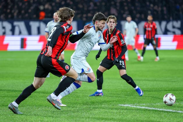 29 01 2026, Football, UEFA Europa League, Matchday 8, FC Midtjylland GNK Dinamo Zagreb, MCH Arena in Herning, Denmark Niko Galesic GNK Dinamo 15 in duel against Mads Bech Sorensen FC Midtjylland 22 Valdemar Byskov FC Midtjylland 20 Regulations prohibit any use of photographs as image sequences and or quasi video Denmark