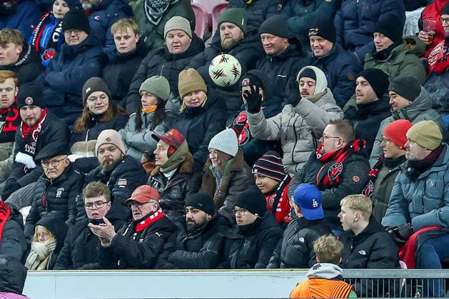 29 01 2026, Football, UEFA Europa League, Matchday 8, FC Midtjylland GNK Dinamo Zagreb, MCH Arena in Herning, Denmark Spectators in the stands catch the ball Regulations prohibit any use of photographs as image sequences and or quasi video Denmark
