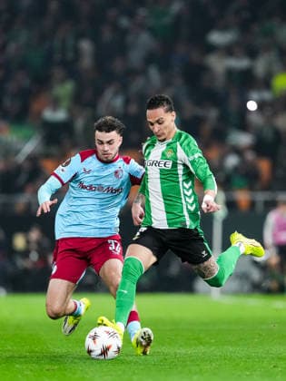 Fußball, EuroLeague, Real Betis Sevilla - Feyenoord Rotterdam #5 UEFA Europa League: Real Betis v Feyenoord Sevilla - Aymen Sliti of Feyenoord, Antony of Real Betis during the eighth match of the UEFA Europa League 2025 2026. The match is set between Real Betis Balompie and Feyenoord at Estadio La Cartuja on 29 January 2026 in Sevilla, Spain. Copyright: xTomxBodex