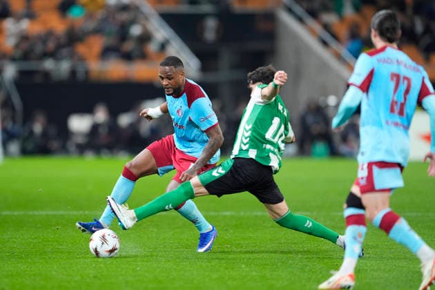 Fußball, EuroLeague, Real Betis Sevilla - Feyenoord Rotterdam #5 January 29, 2026, Sevilla, Sevilla, Spain: Cyle Larin of Feyenoord and Abde Ezzalzouli of Real Betis Balompie in action during the UEFA Europa League 2025 26 League Phase MD8 match between Real Betis Balompie and Feyenoord at La Cartuja stadium on January 29, 2026 in Seville, Spain. Sevilla Spain - ZUMAa181 20260129_zaa_a181_049 Copyright: xJoaquinxCorcherox