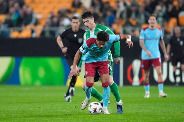 Fußball, EuroLeague, Real Betis Sevilla - Feyenoord Rotterdam #5 January 29, 2026, Sevilla, Sevilla, Spain: Goncalo Borges of Feyenoord and Marc Roca of Real Betis Balompie in action during the UEFA Europa League 2025 26 League Phase MD8 match between Real Betis Balompie and Feyenoord at La Cartuja stadium on January 29, 2026 in Seville, Spain. Sevilla Spain - ZUMAa181 20260129_zaa_a181_050 Copyright: xJoaquinxCorcherox