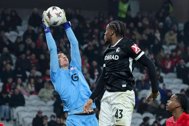 Goalkeeper Berke Oezer OSC Lille and Junior Adamu SC Freiburg battle for the ball, UEFA Europa League 2025 26 League Phase MD8, LOSC Lille v SC Freiburg, Stade Pierre Mauroy on January 29, 2026 in Lille, France Photo by Marco Steinbrenner DeFodi Images Goalkeeper Berke Oezer OSC Lille and Junior Adamu SC Freiburg battle for the ball, UEFA Europa League 2025 26 League Phase MD8, LOSC Lille v SC Freiburg, Stade Pierre Mauroy, January 29, 2026 in Lille, France Photo by Marco Steinbrenner DeFodi Images