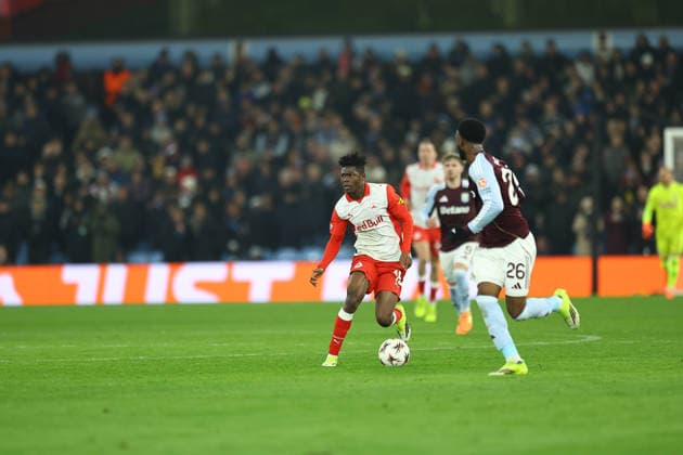 SOCCER - UEFA EL, Aston Villa vs RBS BIRMINGHAM,ENGLAND,29.JAN.26 - SOCCER - UEFA Europa League, Aston Villa FC vs Red Bull Salzburg. Image shows Karim Konate (RBS) and Lamare Bogarde (Aston Villa).  GEPAxpictures xMichaelxZemanek