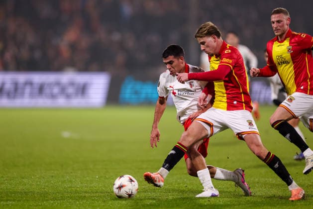 DEVENTER, NETHERLANDS - JANUARY 29: Victor Gomez of SC Braga and Giovanni Van Zwam of Go Ahead Eagles battle for possession during the UEFA Europa League 2025 26 League Phase MD8 match between Go Ahead Eagles and SC Braga at Stadion De Adelaarshorst on January 29, 2026 in Deventer, Netherlands. (Photo by Rene Nijhuis) SPO  Copyright: xRenexNijhuis