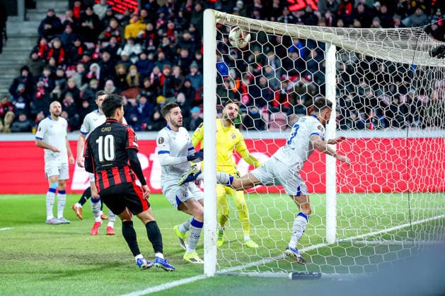 29 01 2026, Football, UEFA Europa League, Matchday 8, FC Midtjylland GNK Dinamo Zagreb, MCH Arena in Herning, Denmark Luka Stojkovic GNK Dinamo 07 saves the ball against the crossbar before Gue sung Cho FC Midtjylland 10 takes a shot on goal after the goal for 1 0 by scorer Gue sung Cho FC Midtjylland 10 Regulations prohibit any use of photographs as image sequences and or quasi video Denmark