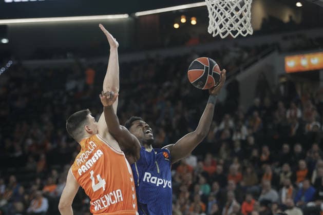 Valencia Basket v Maccabi Tel Aviv - EuroLeague VALENCIA, SPAIN - JANUARY 29: Jaime Pradilla (4) of Valencia Basket in action against Jaylen Hoard of Maccabi during EuroLeague basketball match between Valencia Basket and Maccabi Rapyd Tel-Aviv in Valencia, Spain, on January 29, 2026. Jose Miguel Fernandez Anadolu Valencia Spain. Editorial use only. Please get in touch for any other usage.  Copyright: x2026xAnadoluxJosexMiguelxFernandezx