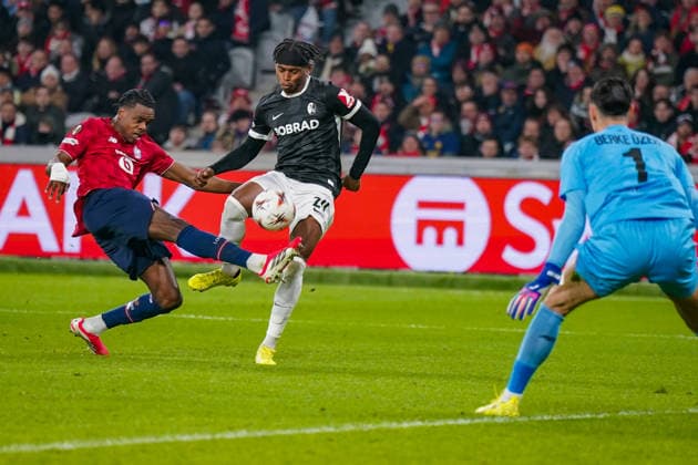 Football UEFA Europa League 2025 26, Matchday 8 OSC Lille vs SC Freiburg Stade Pierre Mauroy Lille, France Junior Adamu SC Freiburg, 20 ahead Lucas Chevalier OSC Lille, 1 Ismaily OSC Lille, 3 can clear Copyright: xJOERANxSTEINSIEKx