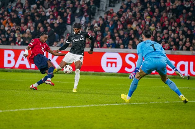 Football UEFA Europa League 2025 26, Matchday 8 OSC Lille vs SC Freiburg Stade Pierre Mauroy Lille, France Junior Adamu SC Freiburg, 20 ahead Lucas Chevalier OSC Lille, 1 Ismaily OSC Lille, 3 can clear Copyright: xJOERANxSTEINSIEKx