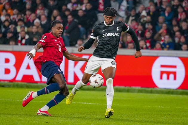 Football UEFA Europa League 2025 26, Matchday 8 OSC Lille vs SC Freiburg Stade Pierre Mauroy Lille, France Junior Adamu SC Freiburg, 20 ahead Lucas Chevalier OSC Lille, 1 Ismaily OSC Lille, 3 can clear Copyright: xJOERANxSTEINSIEKx