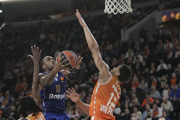 Valencia Basket v Maccabi Tel Aviv - EuroLeague VALENCIA, SPAIN - JANUARY 29: Neal Sako (12) of Valencia Basket in action against Oshae Brissett (10) of Maccabi during EuroLeague basketball match between Valencia Basket and Maccabi Rapyd Tel-Aviv in Valencia, Spain, on January 29, 2026. Jose Miguel Fernandez Anadolu Valencia Spain. Editorial use only. Please get in touch for any other usage.  Copyright: x2026xAnadoluxJosexMiguelxFernandezx