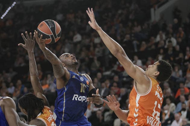 Valencia Basket v Maccabi Tel Aviv - EuroLeague VALENCIA, SPAIN - JANUARY 29: Neal Sako (12) of Valencia Basket in action against Oshae Brissett (10) of Maccabi during EuroLeague basketball match between Valencia Basket and Maccabi Rapyd Tel-Aviv in Valencia, Spain, on January 29, 2026. Jose Miguel Fernandez Anadolu Valencia Spain. Editorial use only. Please get in touch for any other usage.  Copyright: x2026xAnadoluxJosexMiguelxFernandezx