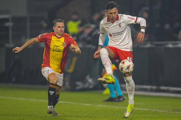 2026-01-29 - Europa League match DEVENTER, NETHERLANDS - JANUARY 29: Rodrigo Zalazar of SC Braga battles for possession with Mathis Suray of Go Ahead Eagles during the Europa League match at the De Adelaarshorst on January 29, 2026 in Deventer, Netherlands Deventer De Adelaarshorst Netherlands Content not available for redistribution in The Netherlands directly or indirectly through any third parties. Copyright: xDennisxBresserx