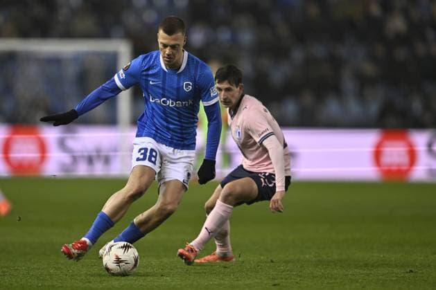 Genk s Daan Heymans and Malmo s Lasse Berg Johnsen fight for the ball during a soccer game between Belgian soccer team KRC Genk and Swedish team Malmo FF, in Genk, on Thursday 29 January 2026, on day eight of the League phase of the UEFA Europa League tournament. JOHAN EYCKENS JohanxEyckens  x159650332x