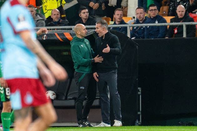Fußball, EuroLeague, Real Betis Sevilla - Feyenoord Rotterdam #6 Robin van Persie, Feyenoord head coach, complaining to the fourth official during the UEFA Europa League 25 26 match between Real Betis and Feyenoord at the Estadio La Cartuja in Sevilla, Spain Copyright: xAndresxLopezxSheridanxx xSPPx Sportspressphoto_SPR86782