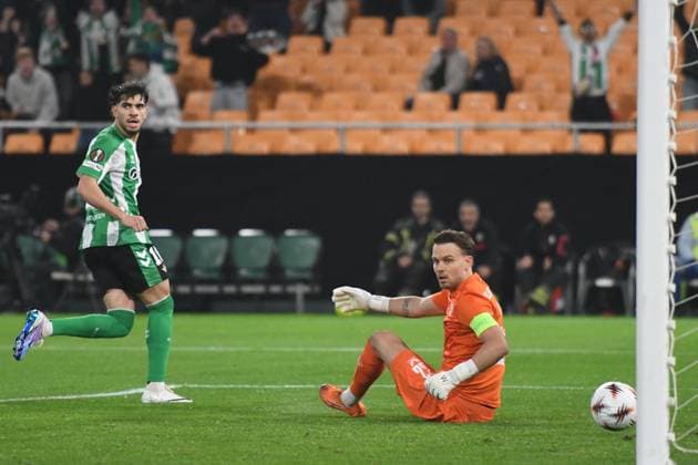 Fußball, EuroLeague, Real Betis Sevilla - Feyenoord Rotterdam #6 SEVILLA, 29-01-2026, Stadium La Cartuja, UEFA Football season 2025 2026, Europa League match between Betis Sevilla and Feyenoord. Pictures shows Feyenoord keeper Timon Wellenreuter and Betis player Abde Ezzalzouli Betis Sevilla - Feyenoord  x201172660x Copyright:
