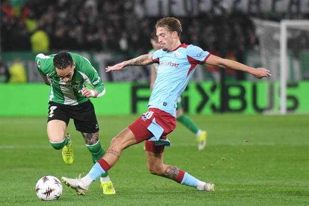 Fußball, EuroLeague, Real Betis Sevilla - Feyenoord Rotterdam #6 SEVILLA, 29-01-2026, Stadium La Cartuja, UEFA Football season 2025 2026, Europa League match between Betis Sevilla and Feyenoord. Pictures shows Feyenoord player Lucioano Valente and Betis player Antony Betis Sevilla - Feyenoord  x201172707x Copyright: