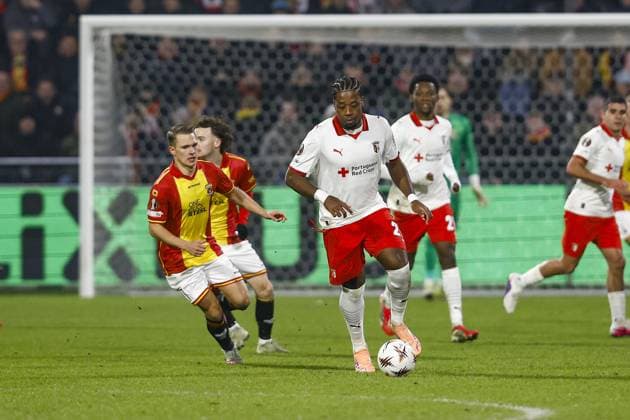 DEVENTER , 29-01-2026 , Stadium De Adelaarshorst , season 2025 2026 , UEFA Europa League League phase . match between Go Ahead Eagles and SC Braga, Picture shows SC Braga player Bright Arrey-Mbi and GA Eagles player Mathis Suray Go Ahead Eagles - Braga  x201172708x Copyright: