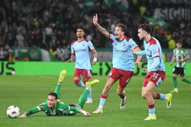 Fußball, EuroLeague, Real Betis Sevilla - Feyenoord Rotterdam #6 SEVILLA, 29-01-2026, Stadium La Cartuja, UEFA Football season 2025 2026, Europa League match between Betis Sevilla and Feyenoord. Pictures shows Feyenoord player Lucioano Valente and Betis player Antony Betis Sevilla - Feyenoord  x201172732x Copyright: