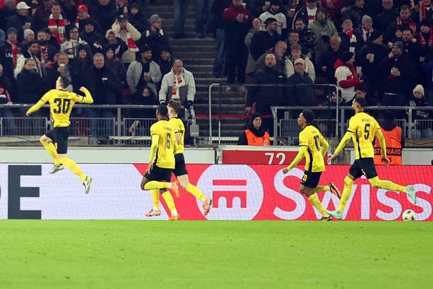 29 01 2026, xrekx, Football UEFA Europa League, VfB Stuttgart Young Boys Bern v l Torjubel nach dem Tor zum celebrating the goal celebrate 2 2 durch Sandro Lauper BSC Young Boys DFL DFB REGULATIONS PROHIBIT ANY USE OF PHOTOGRAPHS as IMAGE SEQUENCES and or QUASI VIDEO Stuttgart