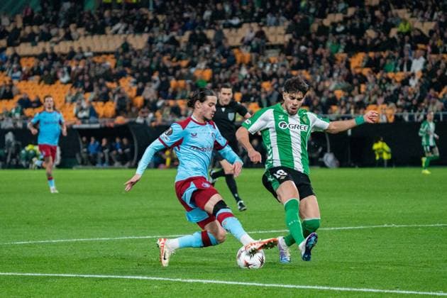 Fußball, EuroLeague, Real Betis Sevilla - Feyenoord Rotterdam #6 Anis Hadj Moussa (N23) penalty request during the UEFA Europa League 25 26 match between Real Betis and Feyenoord at the Estadio La Cartuja in Sevilla, Spain Copyright: xAndresxLopezxSheridanxx xSPPx Sportspressphoto_SPR86784