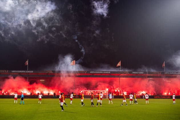 DEVENTER, NETHERLANDS - JANUARY 29: Go Ahead Eagles supporters light pyro fireworks during the UEFA Europa League 2025 26 League Phase MD8 match between Go Ahead Eagles and SC Braga at Stadion De Adelaarshorst on January 29, 2026 in Deventer, Netherlands. (Photo by Rene Nijhuis) SPO  Copyright: xRenexNijhuis