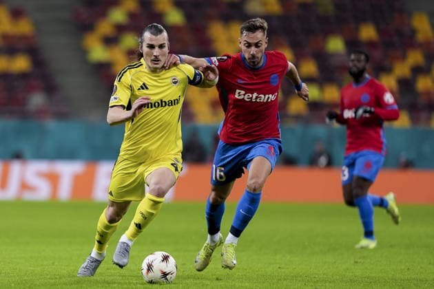 FCSB v Fenerbahce - UEFA Europa League BUCHAREST, ROMANIA - JANUARY 29: Caglar Soyuncu (L) of Fenerbahce in action against Mihai Daniel Lixandru (R) of FCSB during the UEFA Europa League Week 8 football match between FCSB and Fenerbahce in Bucharest, Romania on January 29, 2026. Arife Karakum Anadolu Bucharest Romania. Editorial use only. Please get in touch for any other usage.  Copyright: x2026xAnadoluxArifexKarakumx