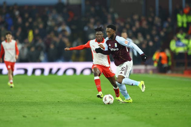SOCCER - UEFA EL, Aston Villa vs RBS BIRMINGHAM,ENGLAND,29.JAN.26 - SOCCER - UEFA Europa League, Aston Villa FC vs Red Bull Salzburg. Image shows Karim Konate (RBS) and Lamare Bogarde (Aston Villa).  GEPAxpictures xMichaelxZemanek