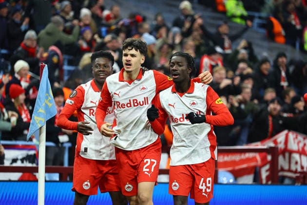SOCCER - UEFA EL, Aston Villa vs RBS BIRMINGHAM,ENGLAND,29.JAN.26 - SOCCER - UEFA Europa League, Aston Villa FC vs Red Bull Salzburg. Image shows the rejoicing of Edmund Baidoo, Kerim Alajbegovic and Moussa Kounfolo Yeo (RBS).  GEPAxpictures xMichaelxZemanek