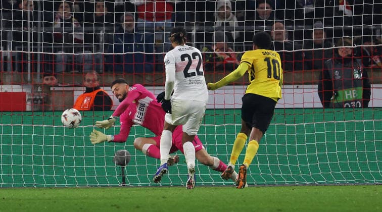 Stuttgart, Soccer Europa League , VfB Stuttgart vs BSC Young Boys Bern , Fabian Bredlow VfB, left defends a ball against Alvyn Sanches Bern, right