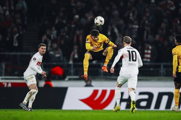 Christian Fassnacht 16 BSC Young Boys in a header duel with Maximilian Mittelstädt 7 VfB Stuttgart , while Chris Führich 10 VfB Stuttgart is watching closely header duel in the game Copyright: xspeedshotx